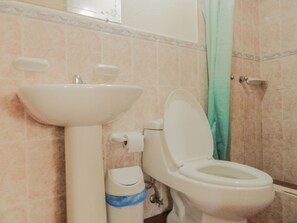 Shower, free toiletries, towels - Hostal La Rosa Otavalo (Otavalo)