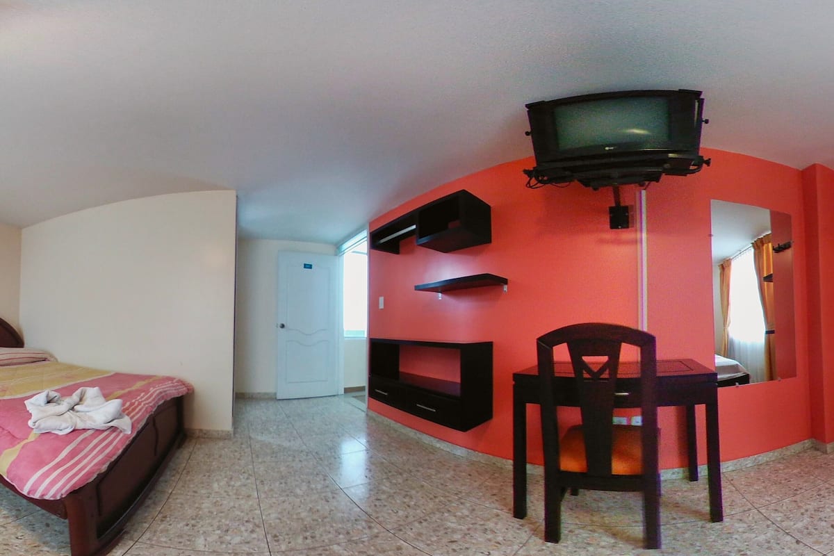 Desk, soundproofing, free WiFi, bed sheets