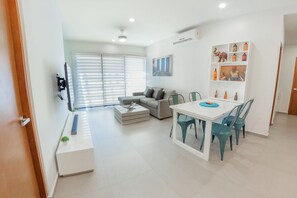 Chic Two Bedroom Penthouse | Sala de estar | Televisión de pantalla plana 