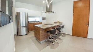 Chic Two Bedroom Penthouse | Dapur pribadi | Mesin pembuat kopi/teh, lemari es besar, microwave, dan oven