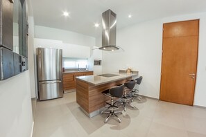 Chic Two Bedroom Penthouse | Cocina privada | Refrigerador con congelador, microondas, horno y parrilla de estufa 