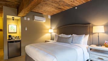 Classic Room, 1 King Bed, Refrigerator | Premium bedding, free minibar, in-room safe, blackout curtains