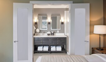 尊贵客房, 1 张特大床和 1 张沙发床, 冰箱 | 卫生间洗手盆