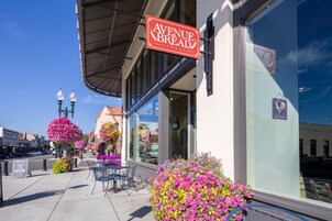 供应当地美食早餐（需付费）