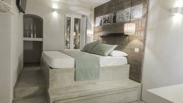 Un dormitorio con cama, mesita de noche, lámpara y armario.