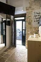 Minibar, escritorio y sistema de insonorización 