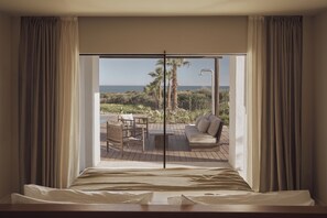 Suite Sea View Private Pool | Sengetøy av topp kvalitet, dundyner, minibar og safe på rommet