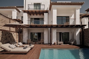 Suite Deluxe, alberca privada (Sofa Bed) | 2 habitaciones, ropa de cama de alta calidad, edredón y minibar