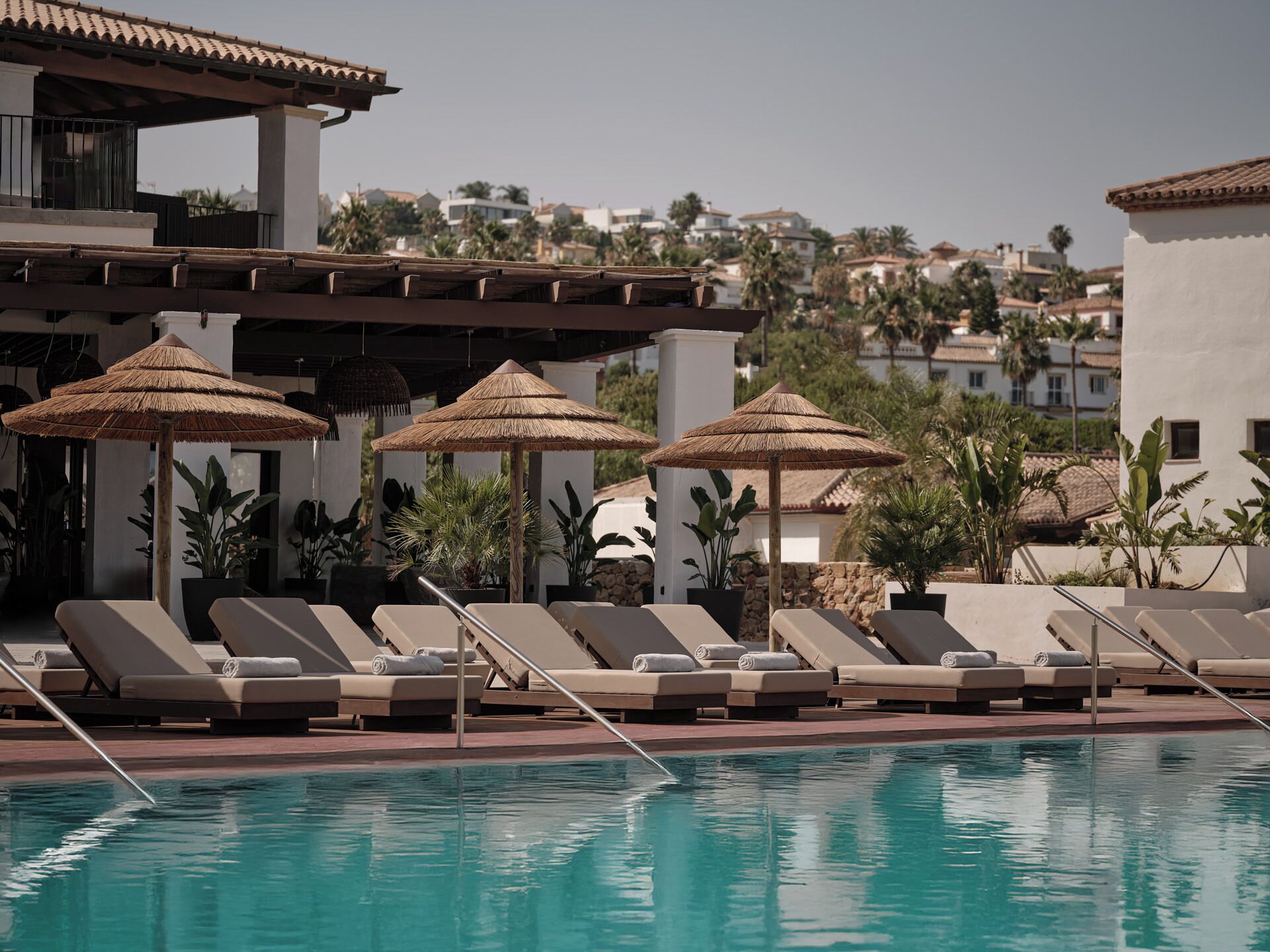 Sesongbasert utendørsbasseng, bassengparasoller og solsenger