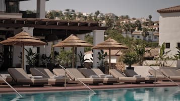 Außenpool (je nach Saison geöffnet), Sonnenschirme, Liegestühle