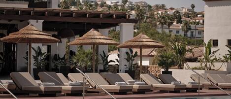 Sesongbasert utendørsbasseng, bassengparasoller og solsenger