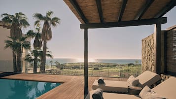2-Bedroom Deluxe Suite Sea View Private Pool | Terraza o patio