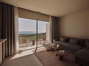 Suite Deluxe, vistas al mar (Sofa Bed) | Ropa de cama de alta calidad, edredones de plumas, minibar y caja fuerte