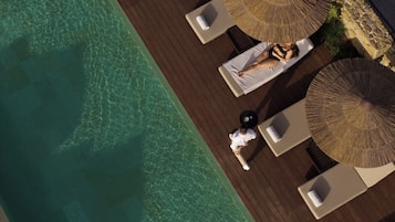Een seizoensgebonden buitenzwembad, parasols voor strand/zwembad