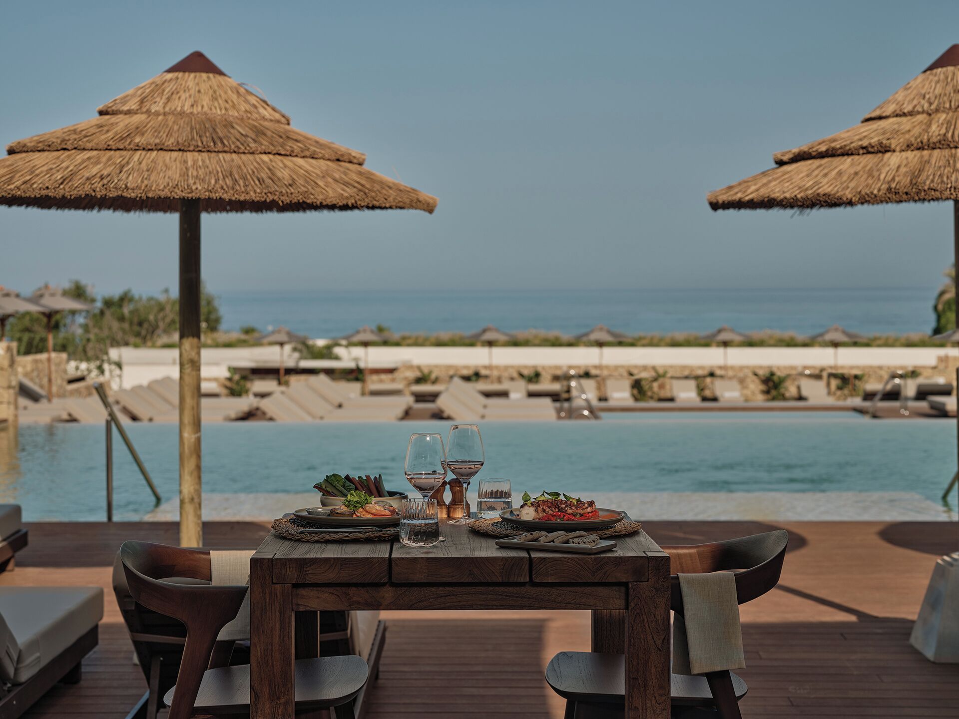 Piscine extérieure (ouverte en saison), parasols de plage