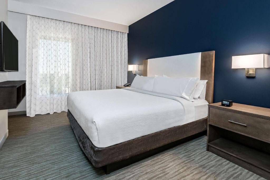 Premium bedding, down comforters, in-room safe, desk