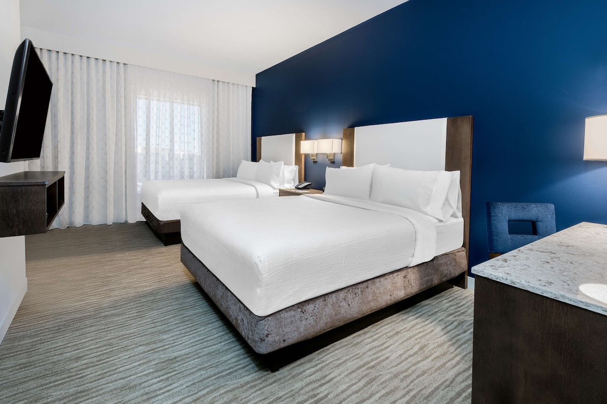 premium bedding, down duvets, in-room safe, desk