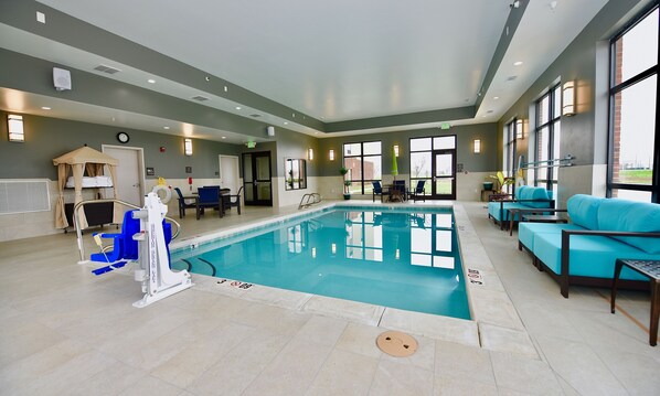 Piscina interna, funciona das 8h às 22h, espreguiçadeiras