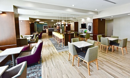 Lobby. Hampton Inn Kirksville