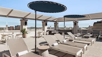 Außenpool, geöffnet von 09:00 Uhr bis 22:00 Uhr, Liegestühle