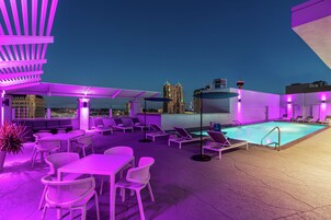 Una piscina al aire libre, sillones reclinables de piscina