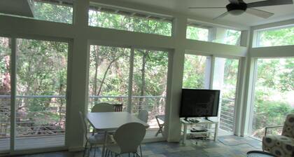 1. kpl Apt Native Woodsissa, Bayou-polkujen vieressä, Washington St / Heights -alueella