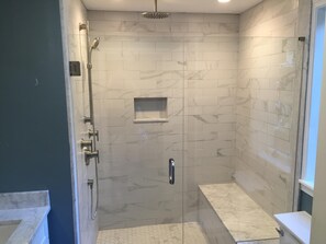 Shower, hair dryer, towels, soap - Modern Condo in Historic Marblehead, Walk everywhere, Parking, A/C, Deck & Grill (Marblehead)