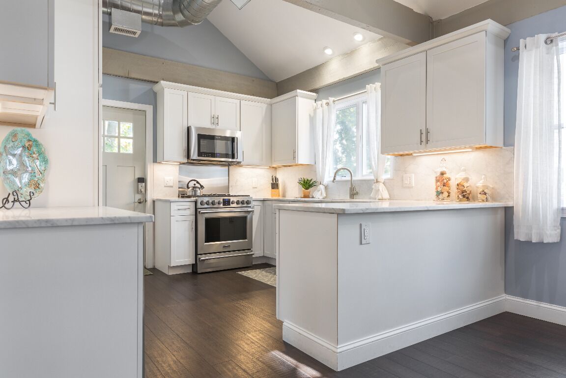 Réfrigérateur, four à micro-ondes, un four, surface de cuisson