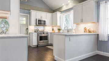 Réfrigérateur, four à micro-ondes, un four, surface de cuisson