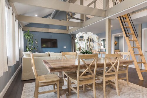 Modern Condo in Historic Marblehead, Walk everywhere, Parking, A/C, Deck & Grill