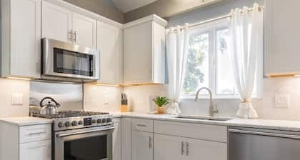 Modern Condo in Historic Marblehead, Walk everywhere, Parking, A/C, Deck & Grill