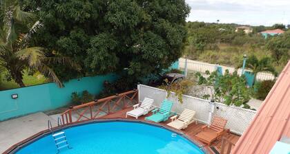 Free Parking. Wifi. Kitchen. Washer Dryer. Air Conditioning. Close to Airport.