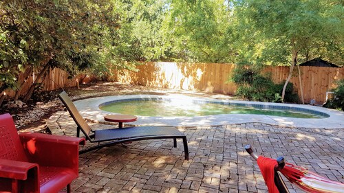 Cozy cottage w/pool in convenient Highland Park!