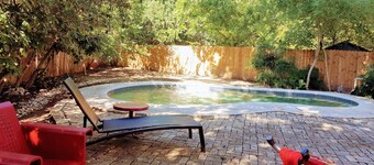 Cozy cottage w/pool in convenient Highland Park!