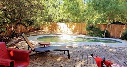 Cozy cottage w/pool in convenient Highland Park!