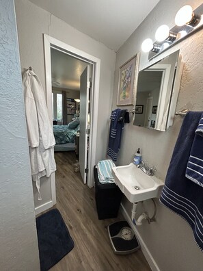 Suihku, hiustenkuivaaja, pyyhkeet, saippua