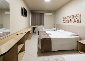Espacio para trabajar con un portátil y ropa de cama
