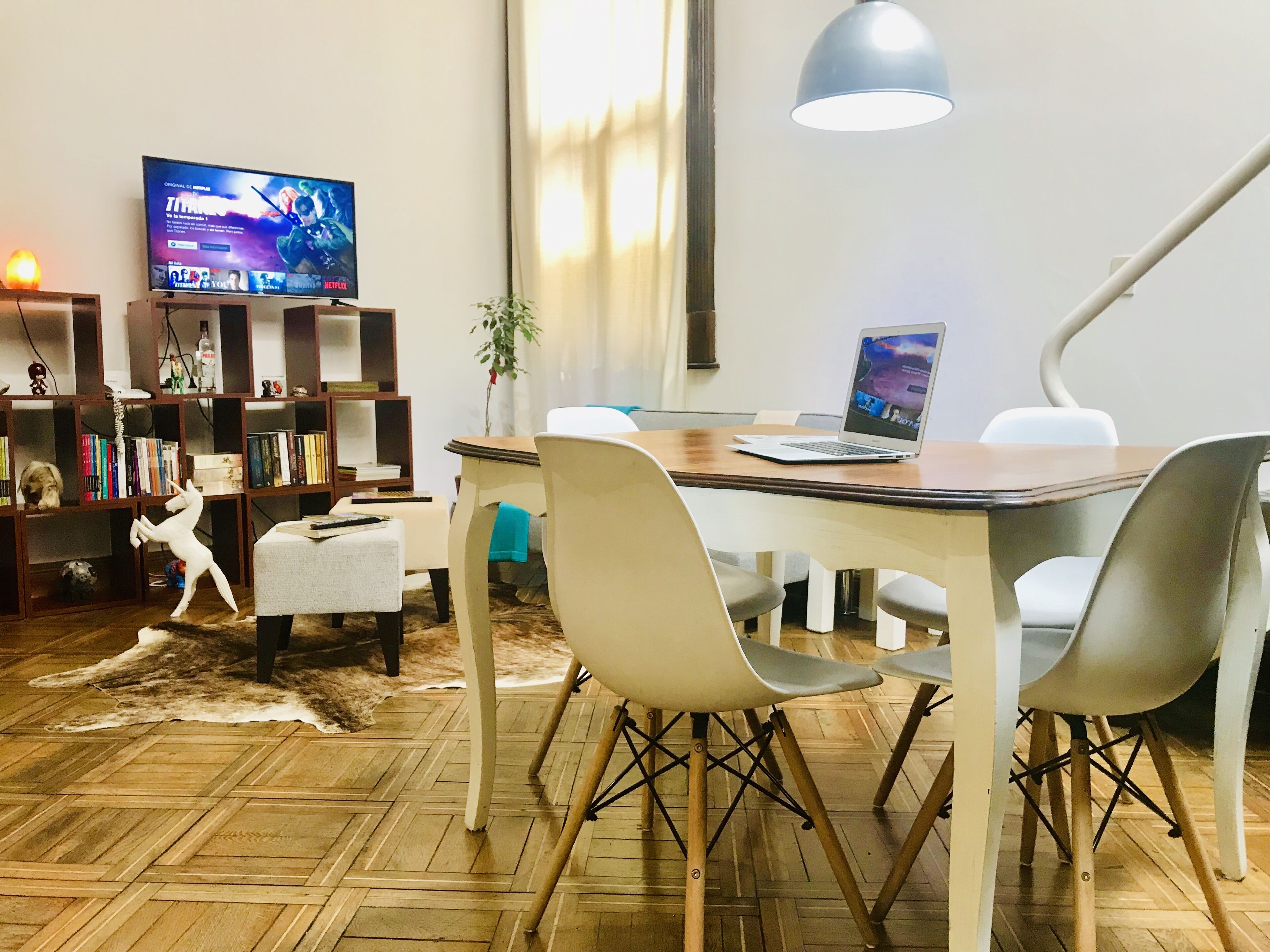 Duplex superior, 1 cama Queen | Área de estar | TV de tela plana