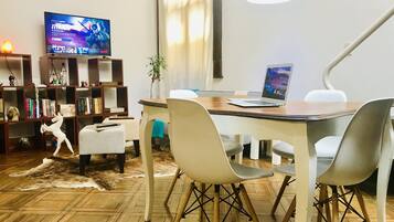 Duplex superior, 1 cama Queen | Área de estar | TV de tela plana