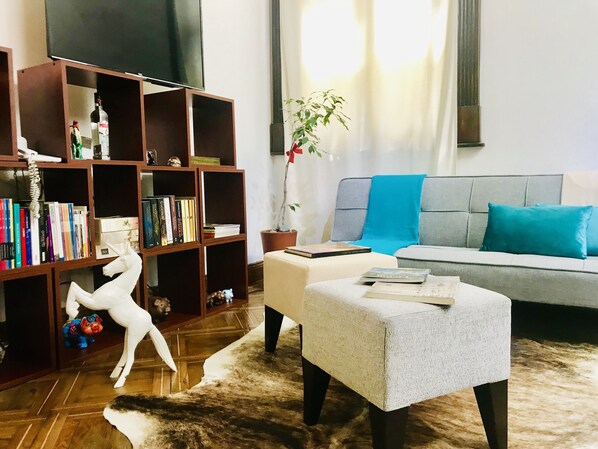 時尚樓中樓客房, 1 張加大雙人床 | 客廳 | 平面電視