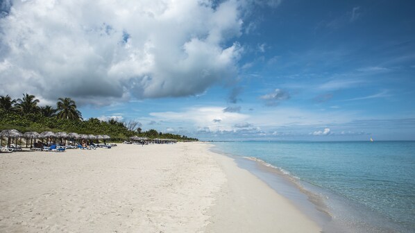 Aan het strand, wit zand, een strandbar