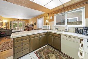 Refrigerador con freezer, microondas, horno, placa de cocina