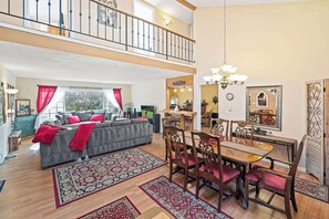 Televisión, chimenea, reproductor de DVD y oficina 