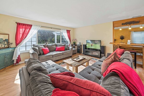 TV, peis, DVD-spiller og kontorer