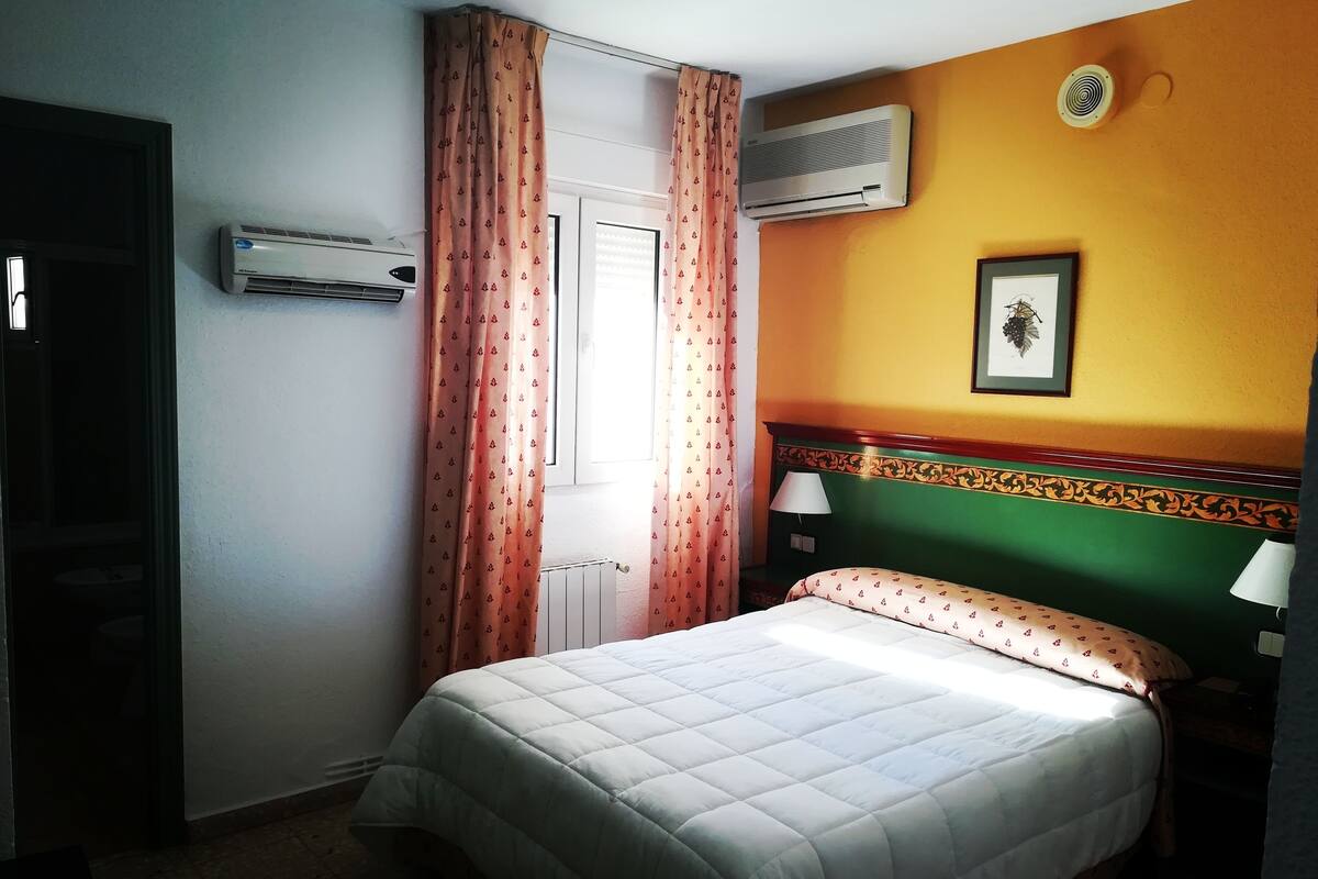 Escritorio, wifi gratis, ropa de cama