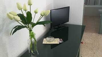 Escritorio, wifi gratis, ropa de cama