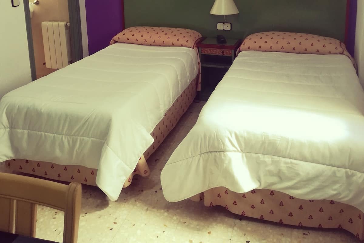 Twin Room | Desk, free WiFi, bed sheets