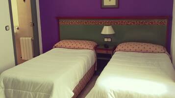 Habitación con 2 camas individuales | Escritorio, wifi gratis, ropa de cama