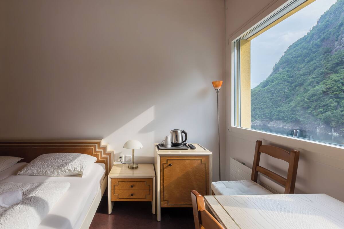 1 bedroom, premium bedding, down comforters, soundproofing