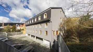 المنشأة من الخارج